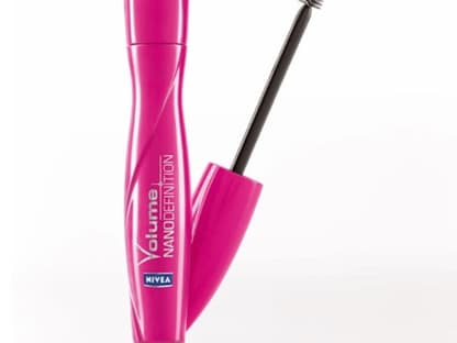 "Volume Nanodefinition Mascara" von Nivea verleiht 300% mehr Volumen mit nanometrisch präziser Trennung. Die perfekte Kombination aus extremen Volumen und exakter Definition, ca. 10 Euro