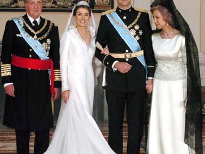 König Juan Carlos I. von Spanien und dessen Gemahlin Sophia posieren gemeinsam mit dem frisch verheirateten Paar!