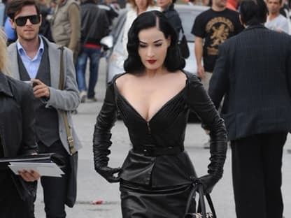 Dita von Teese macht sich für die neue Dior-Show bereit