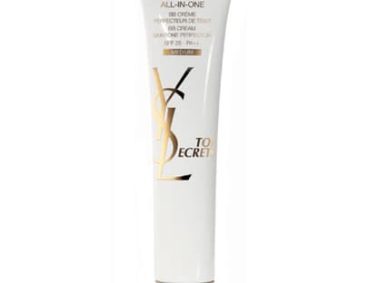 Die BB Cream von Yves Saint Laurent lässt sich leicht verteilen und zieht schnell ein, allerdings ist der Farbton "Medium" sehr dunkel. 40 ml ca. 45 Euro