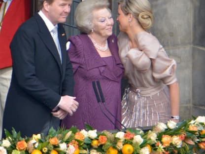 König Willem-Alexander mit seiner Ehefrau Königin Máxima sowie Prinzessin Beatrix auf dem Balkon des Palastes. Nach 33 Jahren dankte sie am Dienstag, 30. April 2013 ab. Unter Tränen hielt sie eine Rede an das Volk