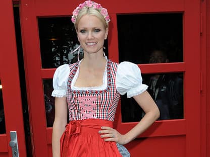 Model Franziska Knuppe mit süßem Blumenkränzchen