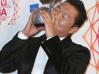 Psy mit seinem "MTV Europe Music Award". Den Preis bekam er in Frankfurt verliehen - für das "Beste Video"