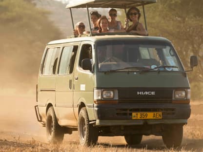 Tessa Bergmeier grinst wie ein Honigkuchenpferd: Es geht auf Safari!