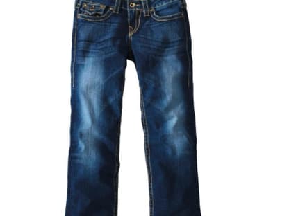 Boot Cut: Unser treuester Begleiter. Die leicht ausgestellte Boot-Cut-Jeans ist bequem und unkompliziert. Sie passt sich sowohl sportlichen als auch femininen Stylings an. Klassiker mit Kontrasten von True Religion über Conleys, ca. 400 Euro