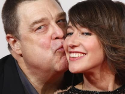 Hollywood-Star John Goodman küsst die "Päpstin" Johanna Wokalek