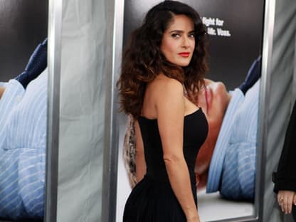 "Here Comes The Boom" - damit ist nicht der Hammer-Auftritt von  Hollywood-Beauty Salma Hayek in New York gemeint. Sondern das ist der  Titel ihres neuen Films, den sie mit anderen Stars im Big Apple feierte