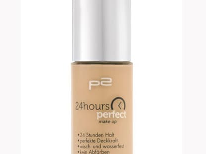 Damit Juliannes Teint auch im Blitzlichtgewitter ebenmäßig aussieht, ist eine gute Foundation ein Muss. Die "24 Hours Perfect Make-up" von P2 bietet neben einer guten Deckkraft auch eine sichere Wisch-und Wasserfestigkeit, somit hält der Look besonders lange. 30 ml, ca. 5 Euro