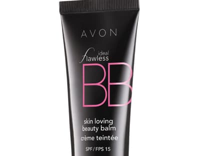 Die "Ideal Flawless BB Cream" gibt's in sechs verschiedenen Farbtönen,(Ivory, Shell, Medium Beige, Natural Beige, Nude und Nutmeg); für jeden Hauttypen ist etwas dabei. Die Creme hat eine leichte Textur und zieht sehr schnell ein. Von Avon, 30 ml ca.15 Euro