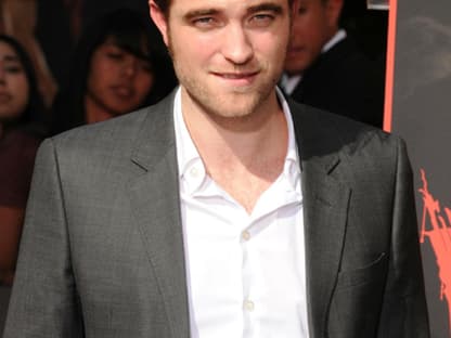 Sexy: Mädchenschwarm Robert Pattinson kam im lässigen Anzug zur Zeremonie vor dem Grauman's Chinese Theatre in Hollywood