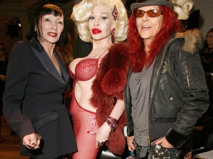 Larissa, SATC-Stylistin Patricia Field und Amanda Lepore ﻿stellen sich für ein Foto auf