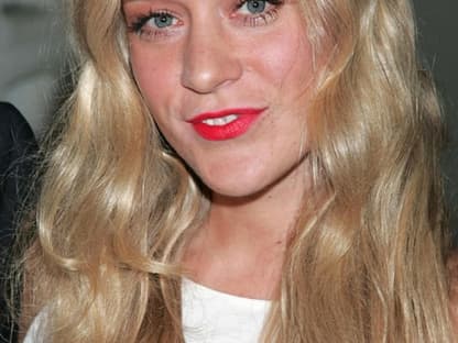 Trendsetterin Chloë Sevigny weiß, wie sie Männern den Kopf verdreht. Ihr roter Lippenstift ist perfekt auf ihren Hautton abgestimmt