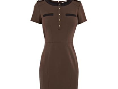 Das von Victoria inspirierte Military-Dress shoppen wir über <a title="Oasis-Stores.com" href="http://www.oasis-stores.com/military-ponte-dress/dresses/oasis/fcp-product/3170108728" target="_blank">Oasis-Stores.com</a> für ca. 60 Euro.