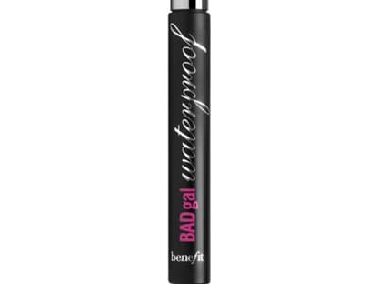 "BADgal Mascara" von Benefit ist wasserfest und der sexieste Regenschutz den man sich vorstellen kann, ca. 20 Euro