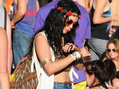 Aber auch Vanessa Hudgens genießt die Sonne, die Musik und die entspannte Stimmung beim Coachella Festival, das an zwei Wochenenden im April stattfindet