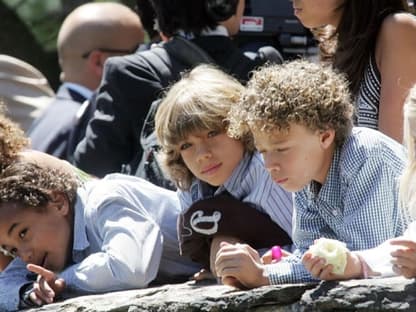 Elias Becker beobachtet den Presserummel. Rund 30 Kinder feiern mit Boris und Lilly ihr Glück