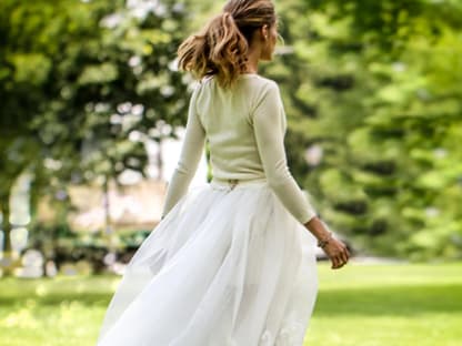 Wow, was für ein Look! Zu ihrer Hochzeit trug Olivia ein außergewöhnliches Outfit: einen Cashmere-Pullover der Designerin Carolina Herrera. Komplettiert wurder der Look mit einem Tüllrock und einer weißen Shorts - ebenfalls beides von Herrera. Ganz nach Tradition etwas Blaues zu tragen, entschied sie OP für blaue Heels von Manolo Blahnik