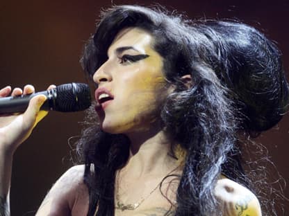 Amy Winehouse bei einem Auftritt