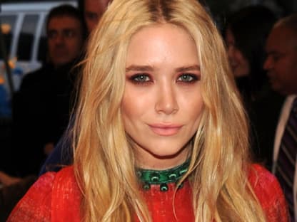 Mary-Kate Olsen blieb sich ihrem Stil treu und trug ein Kleid von Givenchy Haute Couture im Vintage-Look