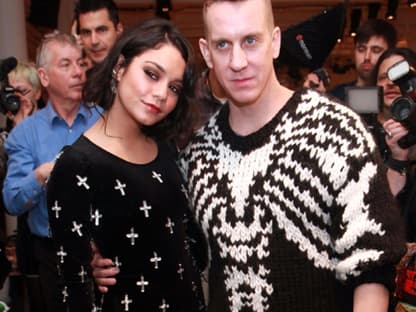 Fashion-Girl Vanessa Hudgens stellt sich mit Designer Jeremy Scott ﻿für ein Erinnerungsfoto auf