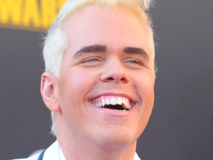 Promi-Blogger Perez Hilton mit blonder Elvis-Tolle auf dem Kopf