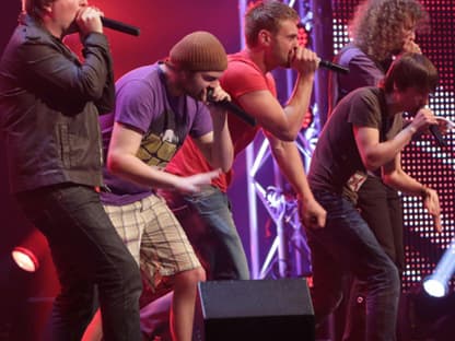 Die A Capella-Gruppe YeoMen aus Berlin performen einen eigenen Song und kommen prompt weiter