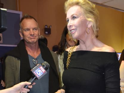 Sting ganz stolz: Seine Ehefrau, Trudie Styler, beanwortet brav die Fragen der Journalisten