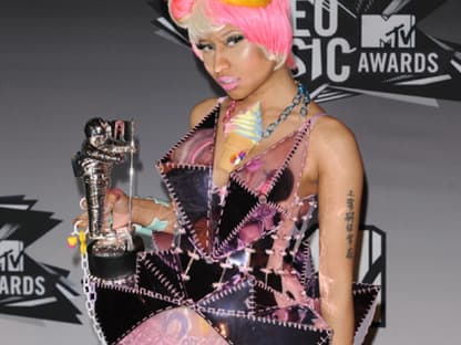 Hat Lady Gaga etwa eine Nachahmerin gefunden? Nicki Minajï»¿ posiert für die Kameras - und mit ihrem Award