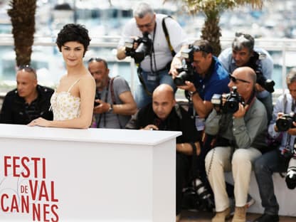 Moderatorin Audrey Tautou ist schon vor Ort und stellt sich fleißig den Reportern