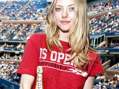 Amanda Seyfried post mit Champagner-Flasche vor dem Center Court