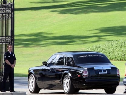 Ein Wagen der Familie Jackson erreicht den Forest-Lawn-Friedhof