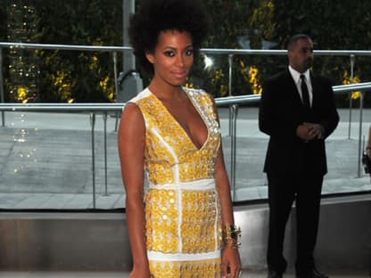 Das ist deine Farbe, Solange! Das leuchtende Gelb passt super zur dunklen Haut der Sängerin. Auch die Accessoires (Schuhe: Missoni, Tasche: Marni) sind perfekt auf den sommerlichen Marni-Dress abgestimmt