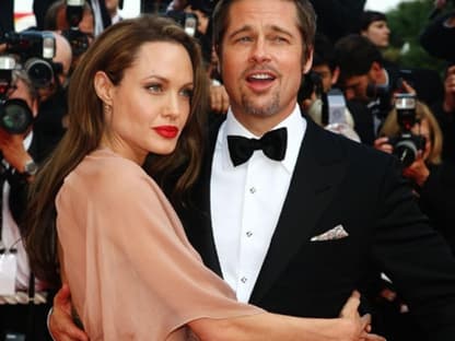 Angelina Jolie hält ihr Glück ganz fest: ihren Freund Brad Pitt