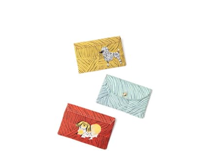 Sweet! Die kleinen Pouches mit Wauzi-Motiven könnt ihr über <a title="http://www.anthropologie.eu/de/europe/page/home/?cm_mmc=Google-_-EU-Germany_GE_Brand-_-Brand_KW_E-_-anthropologie_Exact&gclid=CPjFp4i95bMCFYJP3godWGoAwQ" href="http://www.anthropologie.eu/de/europe/page/home/?cm_mmc=Google-_-EU-Germany_GE_Brand-_-Brand_KW_E-_-anthropologie_Exact&gclid=CPjFp4i95bMCFYJP3godWGoAwQ" target="_blank">anthropologie.eu</a> für ca. 30 Euro bestellen