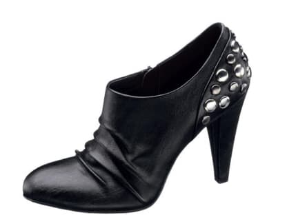 Starker Auftritt: Ankle Boots 
mit Metallbeschlägen von Deichmann, ca. 20 Euro  