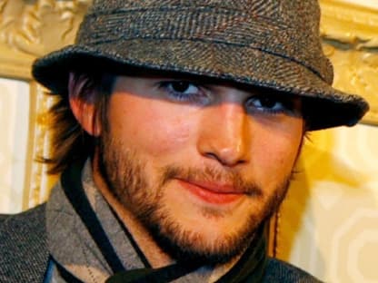 Ashton Kutcher beweist immer wieder, dass er Stil besitzt. Der Schauspieler stimmt seine Outfits immer farblich aufeinander ab