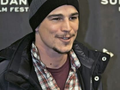 Josh Hartnett mags lässig und kombiniert Karohemd mit Streifenmütze