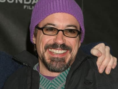 Farbenfroh: Robert Downey Jr. kombiniert seinen grünen Pullover mit einer violetten Mütze