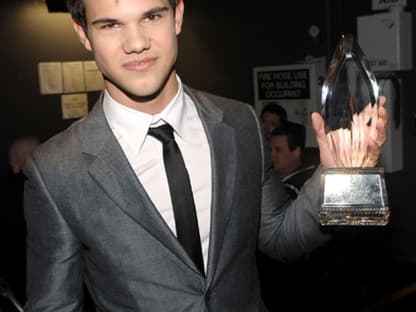 Diane Krüger überreichte den Preis für den besten männlichen Nachwuchsstar an Taylor Lautner. "Twilight" wurde außerdem zum "Besten Film" und zur "Besten Filmserie" gekürt