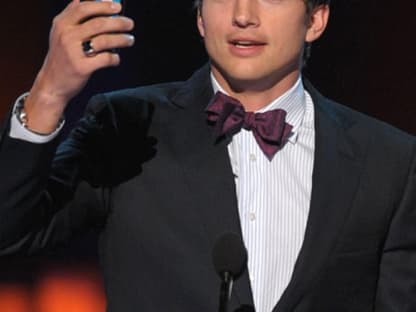 Ashton Kutcher bei seiner Dankesrede - auch hier darf das Handy nicht fehlen