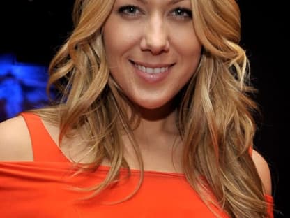 Colbie Caillat setzte in ihrem orangefarbenen Kleid farbliche Akzente