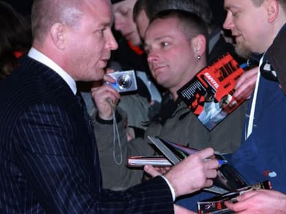 Guy Ritchie gibt vor der Premiere fleißig Autogramme