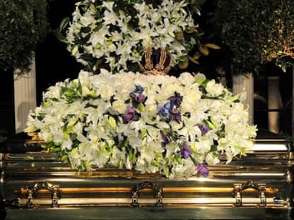 Am 03. September hat Michael Jackson endlich seine letzte Ruhe gefunden. Der "King of Pop" wurde auf dem "Forest Lawn"-Friedhof in Kalifornien beigesetzt. Sein goldener Sarg wurde mit üppigem Blumenschmuck und sogar einer Krone bedeckt