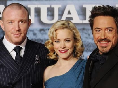 Stolz posiert Guy Ritchie mit seinen Hauptdarstellern Robert Downey Jr. und Rachel McAdams für die Fotografen