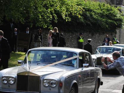 Stilecht im Rolls Royce fuhren Kate und Jamie zur Kirche