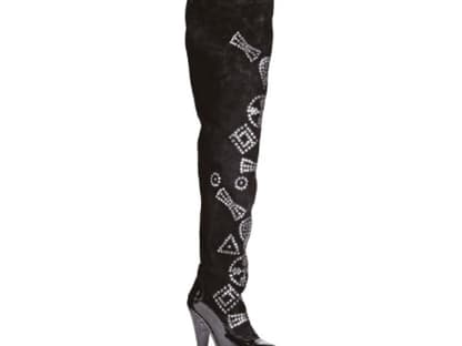 Overknee-Stiefel: Nietenverziert aus glänzendem Lackleder von By Malene Birger, ca. 675 Euro