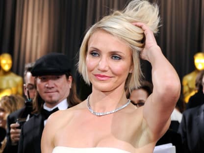 Schnell noch einmal die Haare richten: Cameron Diaz