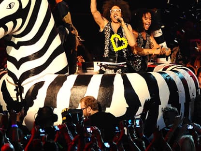 In einem riesigen Zebra kommen die Jungs von LMFAO auf die Bühne