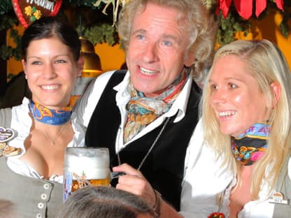 Eine links, eine rechts: Moderator Thomas Gottschalk posiert mit hübschen Frauen