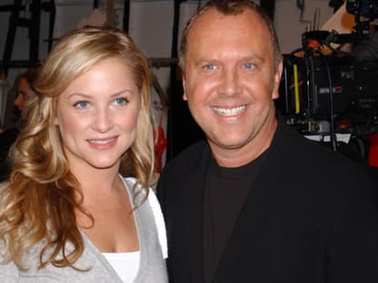 Stars zeigen sich gerne mit dem Designer. Hier ist er mit Jessica Capshaw ("Grey's Anatomy") zu sehen.